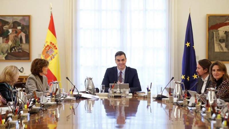 14/01/2020.- El presidente del Gobierno, Pedro Sánchez (C), preside el primer Consejo de Ministros, celebrado este martes en el Palacio de la Moncloa. EFE/ Emilio Naranjo