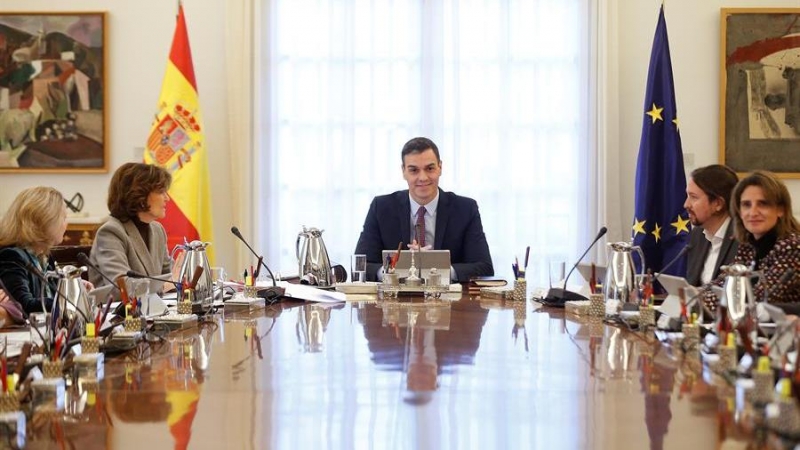 14/01/2020.- El presidente del Gobierno, Pedro Sánchez (C), preside el primer Consejo de Ministros, celebrado este martes en el Palacio de la Moncloa. EFE/ Emilio Naranjo