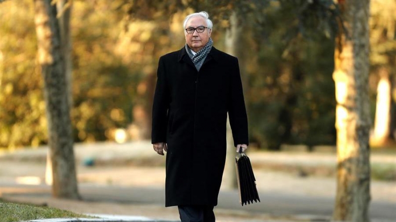 14/01/2020.- El ministro de Universidades, Manuel Castells, llega al Palacio de la Moncloa para asistir al primer Consejo de Ministros del Gobierno de coalición presidido por Pedro Sánchez, este martes en Madrid. EFE/ Emilio Naranjo