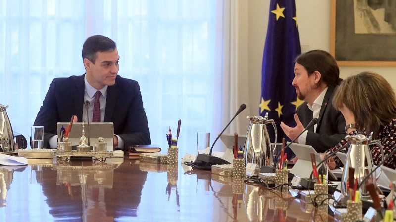 14/01/2020.- El presidente del Gobierno, Pedro Sánchez (i), conversa con el vicepresidente de Derechos Sociales y Agenda 2030, Pablo Iglesias (2d), al inicio del primer Consejo de Ministros, celebrado este martes en el Palacio de la Moncloa. EFE/Fernando