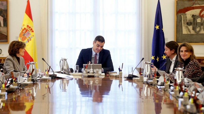 El presidente del Gobierno, Pedro Sánchez, preside el primer Consejo de Ministros, celebrado en el Palacio de la Moncloa. EFE/ Emilio Naranjo