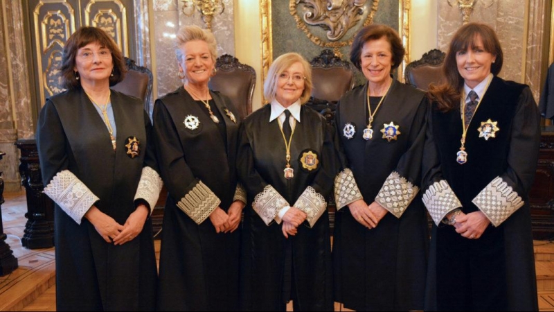 Las magistradas de la Sala de lo Social del Tribunal Supremo. De izda. a dcha. Lourdes Arastey, María Luisa Segoviano, Milagros Calvo (recién jubilada), Rosa Virolés y Luz García Paredes. Foto: CONFILEGAL.