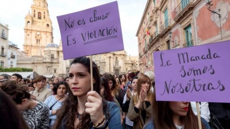 Imatge d'arxiu de manifestants que reclamaven que la condemna a La Manada es basés en violació exual i no en abús. EFE