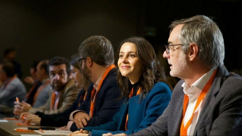 El secretario general en funciones de Ciudadanos, José Manuel Villegas (d) junto a la portavoz en el Congreso Inés Arrimadas (c) y otros cargos del partido. EFE