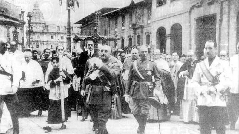 Franco entra en la Catedral de Oviedo con la Cruz de la Victoria en septiembre de 1942.