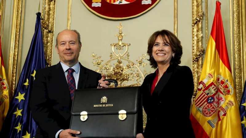 El nuevo ministro de Justicia, Juan Carlos Campo recibe la cartera del ministerio de Justicia, de manos de su antecesora Dolores Delgado, durante el acto de toma de posesión  en el Palacio de Parcent. EFE/Ballesteros