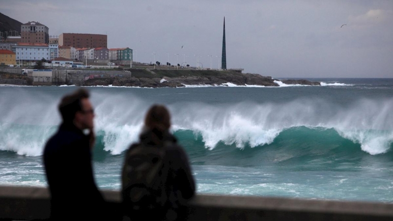 14/01/2020.- Las olas rompen contra la costa de la ciudad de A Coruña. / EFE - CABALAR