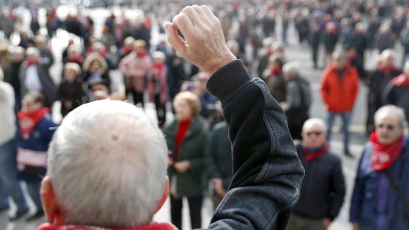 Jubilados y pensionistas durante la última concentración realizada en Bilbao para reivindicar unas pensiones públicas dignas. EFE/LUIS TEJIDO