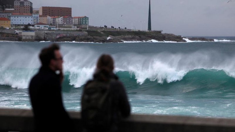 14/01/2020.- Las olas rompen contra la costa de la ciudad de A Coruña, donde la Xunta de Galicia ha activado la alerta de nivel naranja por temporal