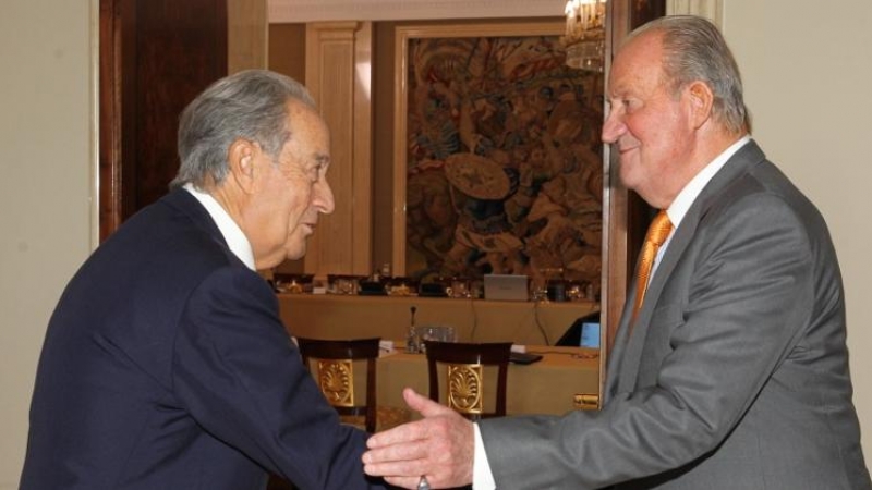 El rey emérito Juan Carlos saluda a Juan Miguel Villar Mir, fundador de OHL. / CASA REAL