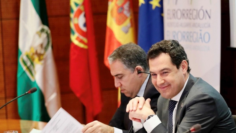 16/01/2020.- El presidente de la Junta de Andalucía, Juanma Moreno(d), acompañado del consejero de la Presidencia, Elías Bendodo. / EFE - JOSÉ MANUEL VIDAL