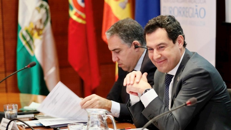 16/01/2020.- El presidente de la Junta de Andalucía, Juanma Moreno(d), acompañado del consejero de la Presidencia, Elías Bendodo. / EFE - JOSÉ MANUEL VIDAL