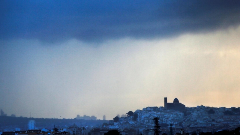 19/01/2020.- Cielo muy nuboso junto a la localidad de Altea en una jornada en la que la borrasca Gloria, que trae un temporal de lluvia, nieve, viento y olas, ha puesto en alerta roja a la Comunidad Valenciana y a las Islas Baleares. EFE Manuel Lorenzo