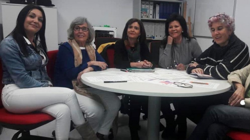 Silvia Oñate y la Junta directiva de la Asociación Vida de mujeres viudas.