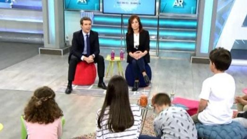 El líder del PP, Pablo Casado en El Programa de Ana Rosa de Telecinco, hace frente a las preguntas de los niños.
