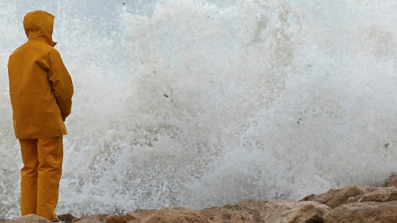 20.1.2020 - Un hombre observa las olas romper este lunes en el puerto deportivo de Denia tras el paso de la borrasca Gloria. EFE/ Juan Carlos Cárdenas