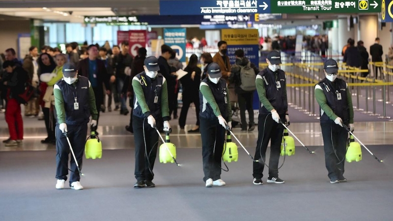 21/01/2020.- Trabajadores en cuarentena rocían un desinfectante en el Aeropuerto Internacional de Incheon, en Corea del Sur. EFE/EPA/Yonhap