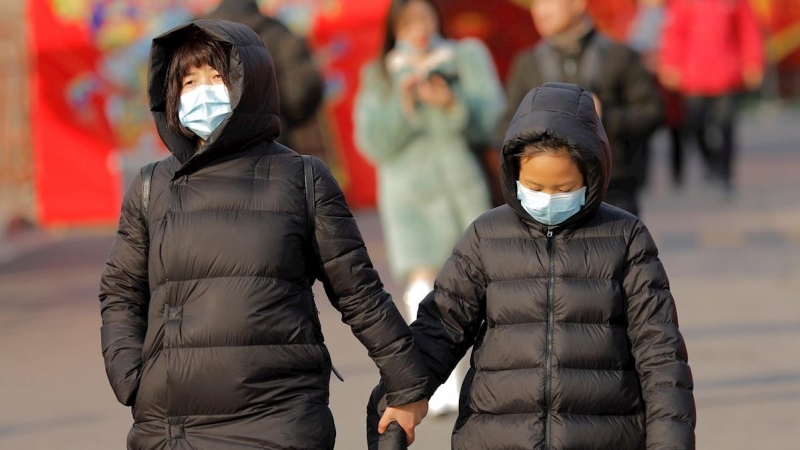 21/01/2020.- Ciudadanos chinos pasean con una máscara en Pekín, Chiba. EFE/EPA/Wu Hong