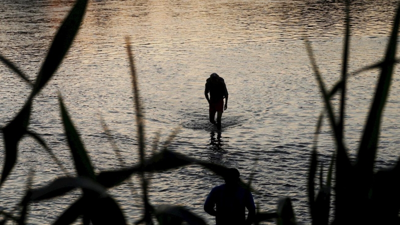 20.01.2020 / Migrantes hondureños regresan a Guatemala después de intentar cruzar hacia México por el río Suchíate. EFE/ Esteban Biba