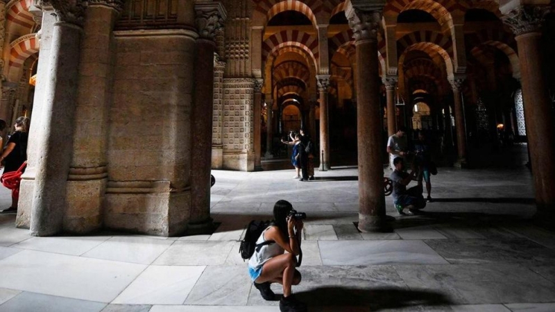 Unos turistas hacen fotografías en el interior de la Mezquita-Catedral de Córdoba. EFE /Rafa Alcaide