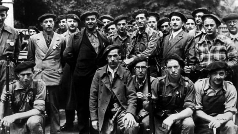 El jefe de los requetés, Manuel Fal Conde (3º izda, con chaqueta oscura), flanqueado por carlistas en Pamplona (Navarra) el 18 de julio de 1936. EFE