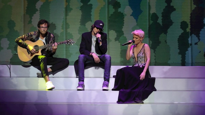 El cantante venezolano Dani Ocean (c) y la cantante Alba Reche durante la entrega de los primeros Premios Odeón. / EFE