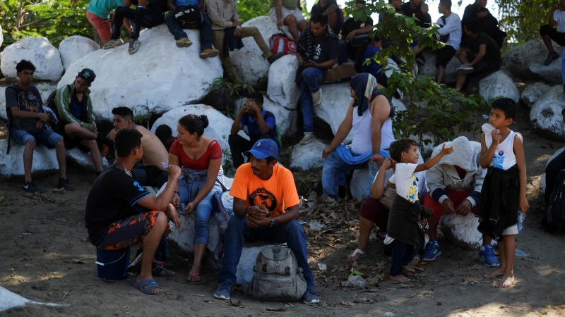 Las madres viajaron junto al resto de la caravana pese a las promesas del INM. / Reuters
