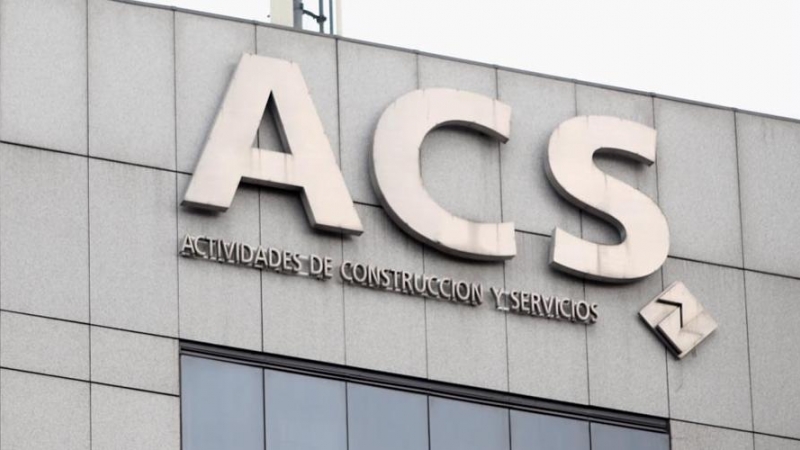 El logo de ACS en lo alto del edificio de su sede en  Madrid. E.P./Eduardo Parra