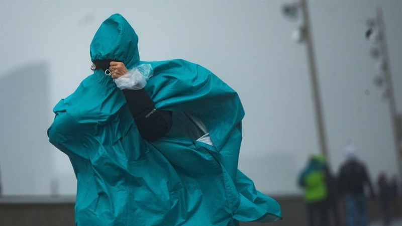 Una persona camina este martes por el paseo marítimo de la Barceloneta | EFE