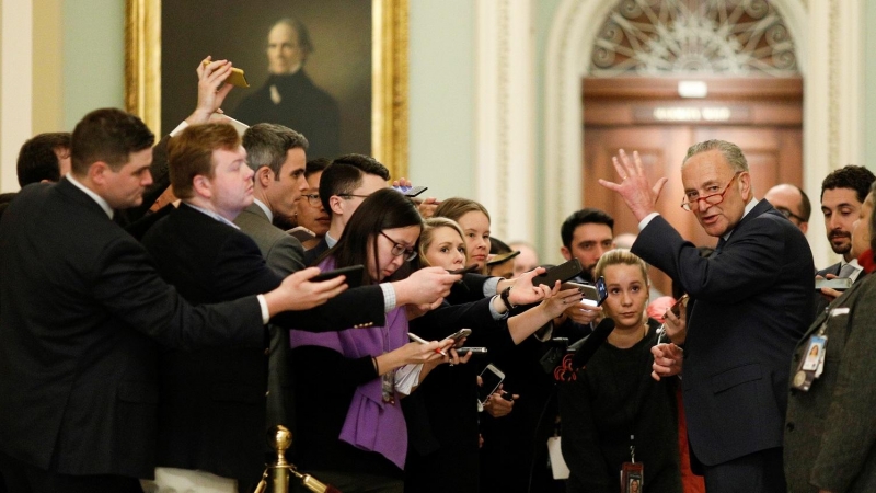 21.01.2020 / El líder de la minoría del Senado de los EE. UU., Chuck Schumer (D-NY), habla con los miembros de los medios de comunicación durante el juicio por juicio político del presidente Donald Trump, REUTERS / Tom Brenner