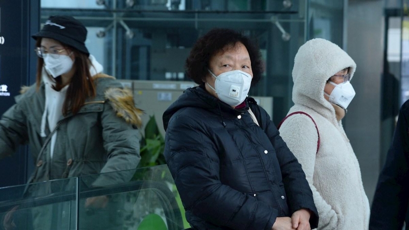 Pasajeros portan máscarillas en Shanghái. EFE