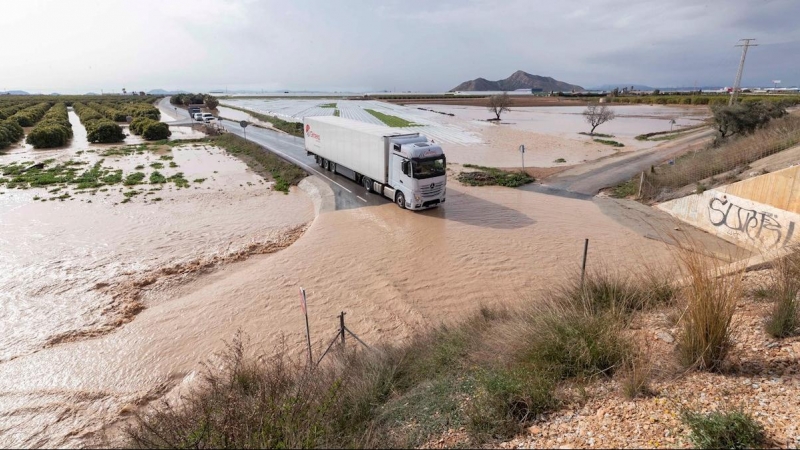 21/01/2020.- Un camión junto a la rambla desbordada de la Maraña, San Javier, tras las intensas lluvias por el temporal. / EFE