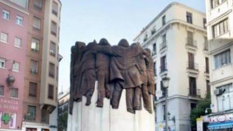 Vista del monumento en memoria de los abogados de Atocha, asesinados por un comando ultraderechista en 1977, situado en la madrileña plaza de Antón Martín. EFE