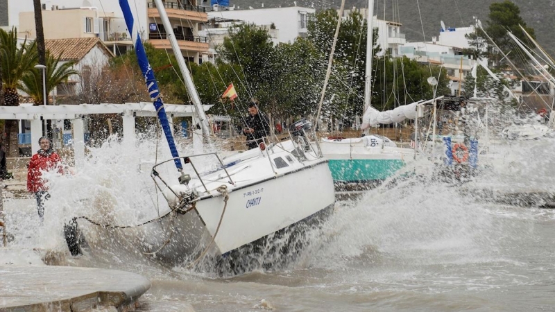 22/01/2020.- El temporal arrastró ayer una quincena de embarcaciones hasta la arena en el Port de Pollença (Mallorca). El intenso oleaje ha desplazado hasta la orilla de la arena sin problema alguno barcos que estaban fondeados en el mar. EFE / Atienza