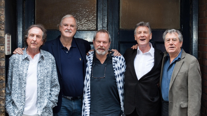 Terry Jones (d) junto al resto de integrantes de los Monty Python en 2014. / EFE