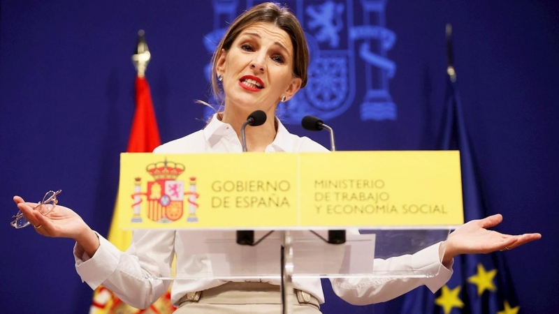 La ministra de Trabajo, Yolanda Díaz, durante la rueda de prensa tras la reunión con patrona y sindicatos en la que se ha acordado una subida del SMI para 2020 del 5,5 %, hasta 950 euros brutos mensuales. EFE/Mariscal