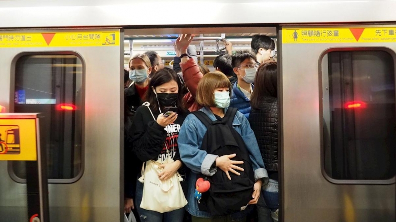 Pasajeros lucen máscaras este miércoles en un vagón de metro de Taipei (Taiwán). | EFE