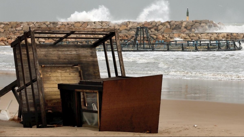 Una torre de vigilancia tumbada en la playa del El Perelló (València), arrastrada por la fuerza de la borrasca 'Gloria' que estos día azota al Este peninsular. EFE/ Juan Carlos Cárdenas