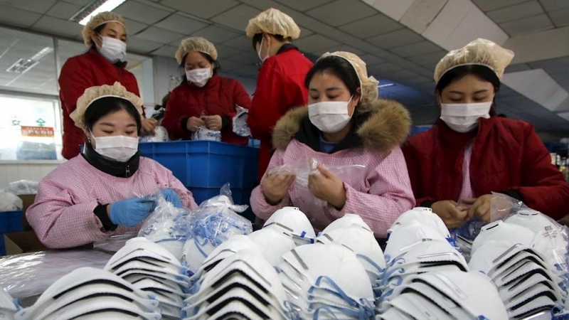 23/01/2020 - Mujeres trabajan en una fábrica de mascarillas en la provincia de Hebei (China), país que registra cerca de 600 casos de neumonía por el coronavirus. / EFE