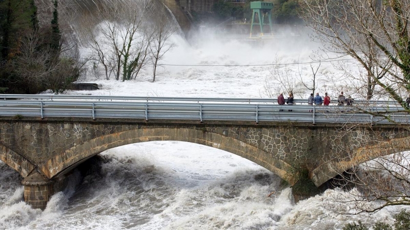 23/01/2020 - El río Ter, a su paso por la presa del Pasteral en el municipio de La Cellera de Ter (Girona) tras la borrasca Gloria. / EFE -  DAVID BORRAT