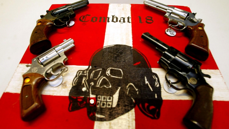 Armas y propaganda neonazi de 'Combat 18' confiscada por la policía alemana. / Reuters