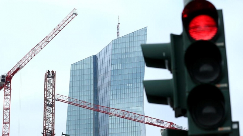 Grúas delante del rascacielos donde tiene su sede el BCE en Fráncfort. REUTERS/Ralph Orlowski