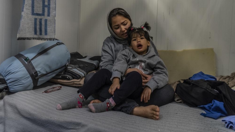 Zhara con su madre en el campo de refugiados de Moria./ Anna Pantelia (MSF)