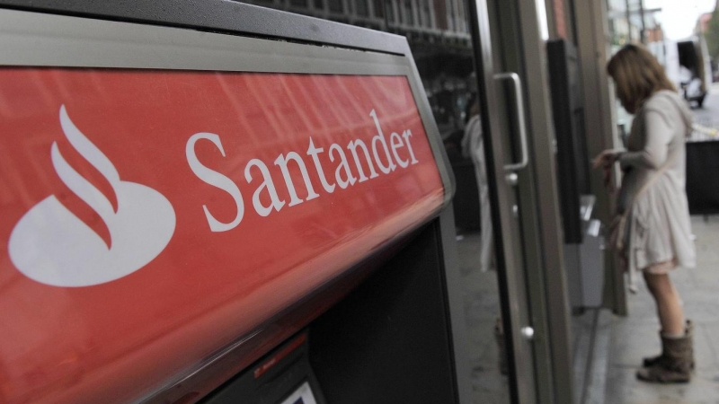 Cajero automático del Banco Santander. / EFE