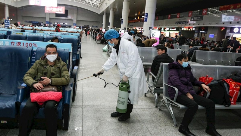 Un operario desinfecta una zona de espera para pasajeros en la estación de tren de Nanchang, en la provincia china de Jiangxi, este miércoles.  | EFE