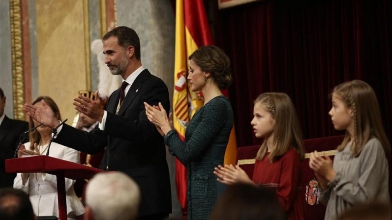 El rey Felipe VI y la reina Letizia, acompañados por sus hijas, en el Congreso durante la apertura de las Cortes de 2016 / EP