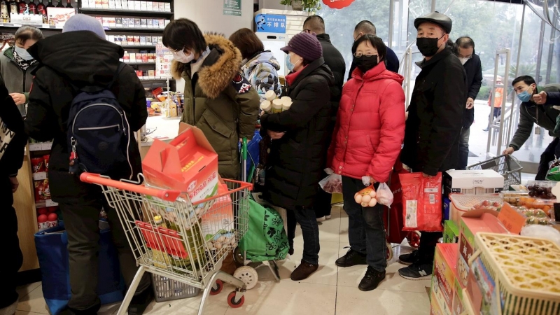23.01.2020 - Los residentes hacen cola para comprar comestibles en un mercado a medida que los precios de los alimentos se disparan debido al brote de coronavirus en la ciudad de Wuhan. EFE