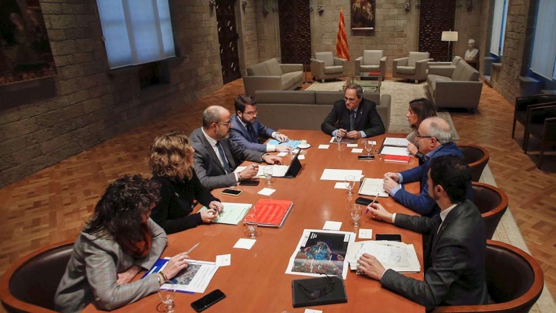 El presidente de la Generalitat, Quim Torra (c) durante su reunión con los consellers de los departamentos implicados en la gestión de los efectos de la borrasca 'Gloria'. (QUIQUE GARCIA | EFE)