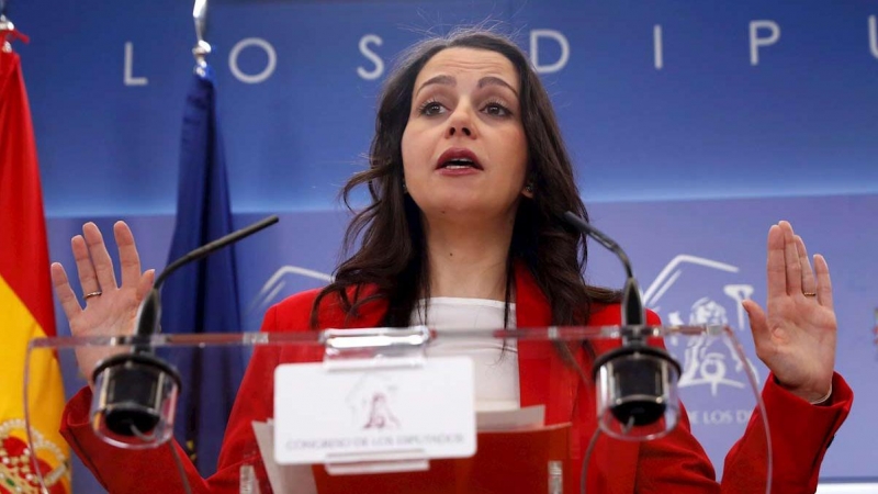 Inés Arrimadas comparece ante los medios de comunicación en el Congreso. (J.J. GUILLÉN | EFE)