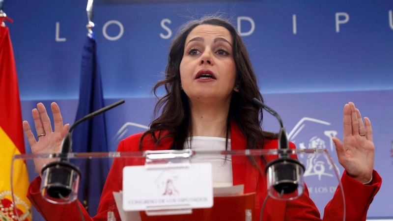 Inés Arrimadas comparece ante los medios de comunicación en el Congreso. (J.J. GUILLÉN | EFE)